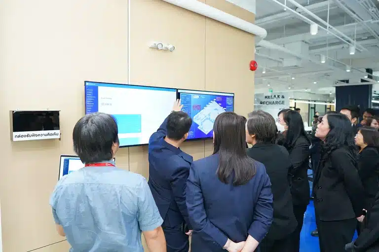 คุณไพศาล แซ่ลี้ ชี้การทำงานโปรแกรม